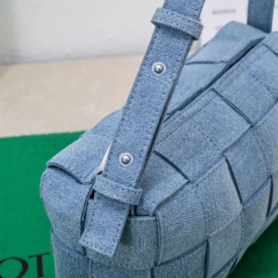 Batch 1460 #BV new early autumn woven denim denim bag. Denim items have become very popular on the Internet recently. I don’t allow you not to know it. The wide shoulder straps and large plaid have a bit of the grand style of the first-generation pillow bag ~ The denim fabric is super soft, wear-resistant and stain-resistant. It is full of personality, versatile and easy to carry. It is a bag with high practicality. It is another day that I am obsessed with denim💙. Size: 28x14x10 Model: 9306